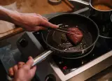 Plat gastronomique dans une cuisine moderne