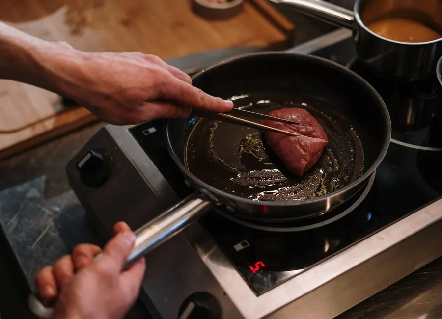 Plat gastronomique dans une cuisine moderne