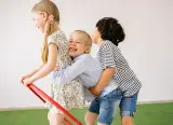 Enfants qui jouent en famille