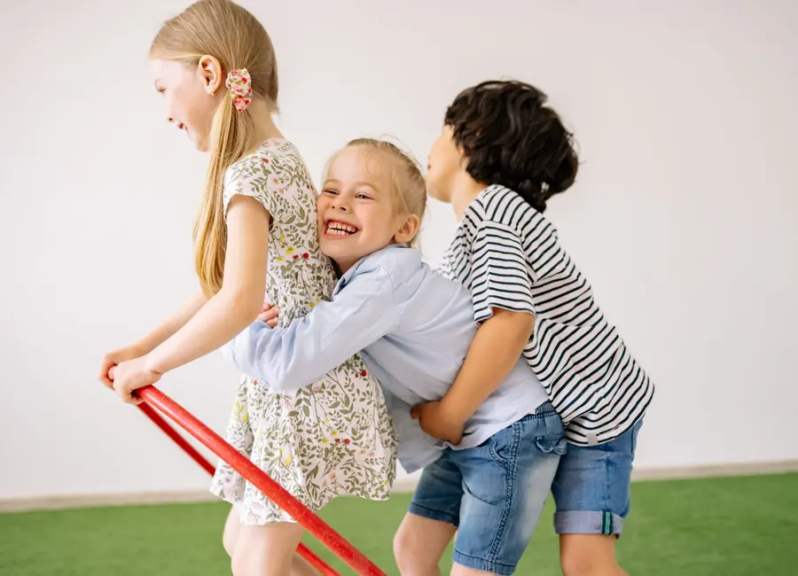 Enfants qui jouent en famille
