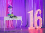 Table de fête dressée pour une célébration
