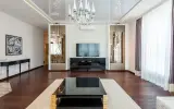 Salon contemporain lumineux au mobilier design