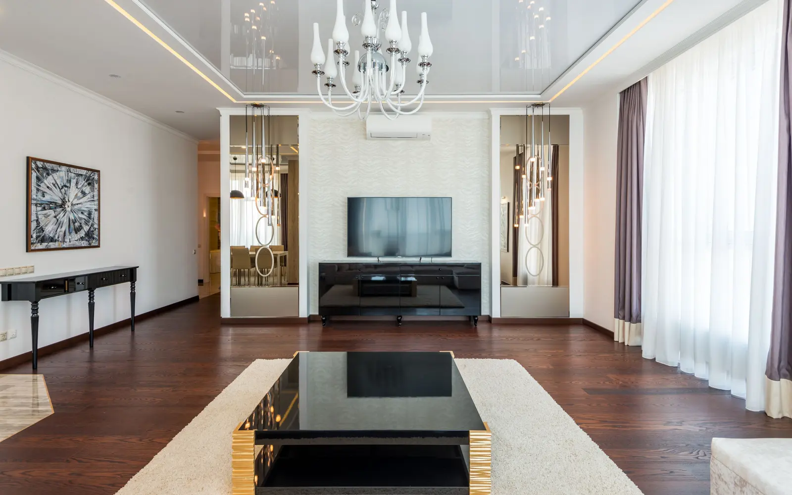 Salon contemporain lumineux au mobilier design