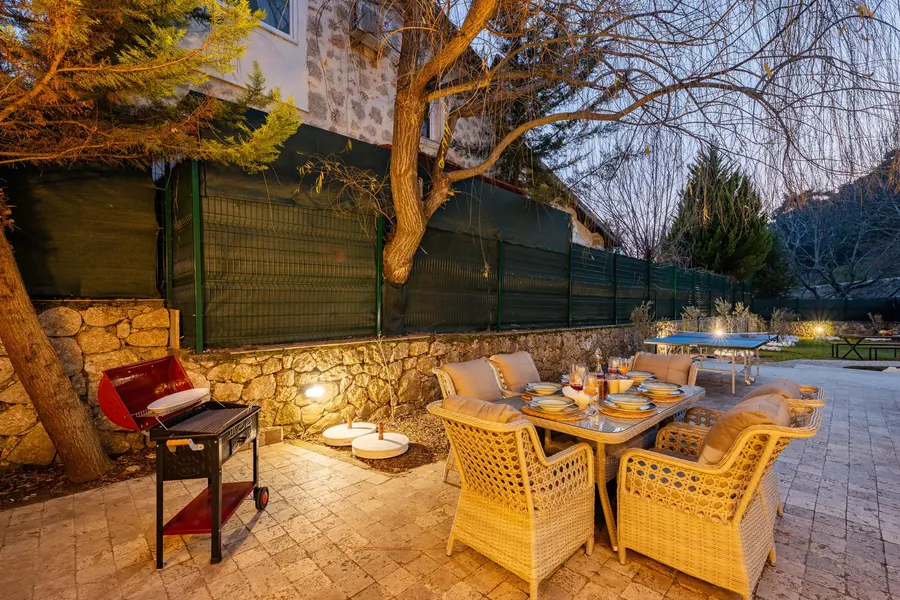 Barbecue de jardin en pierre installé dehors