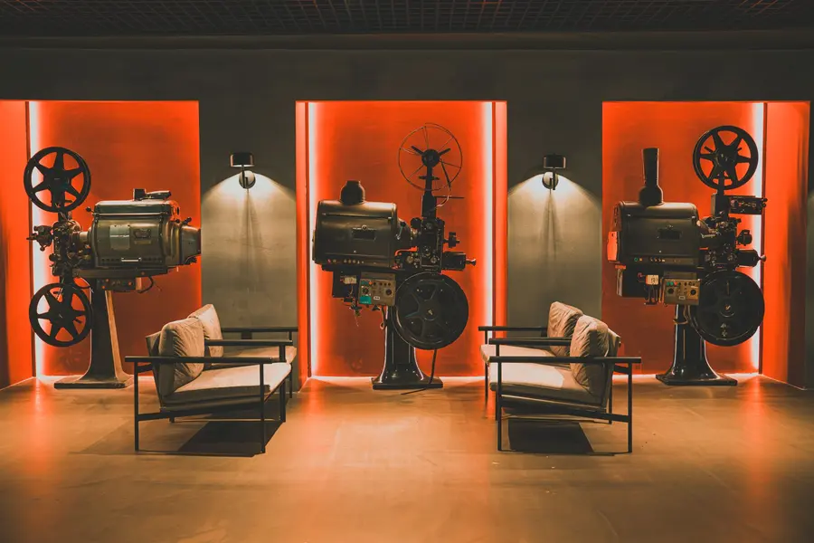 Salle de cinéma et bobine de film