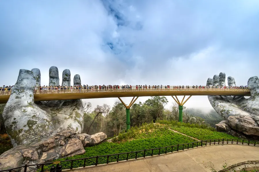 Le Golden Bridge et ses mains géantes à Ba Na Hills