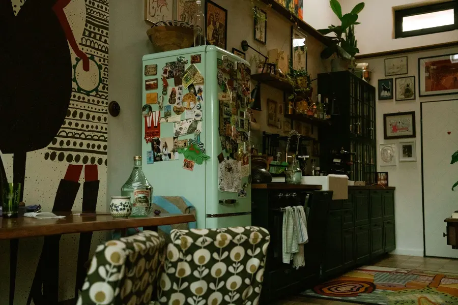 Intérieur coloré au style kitsch assumé