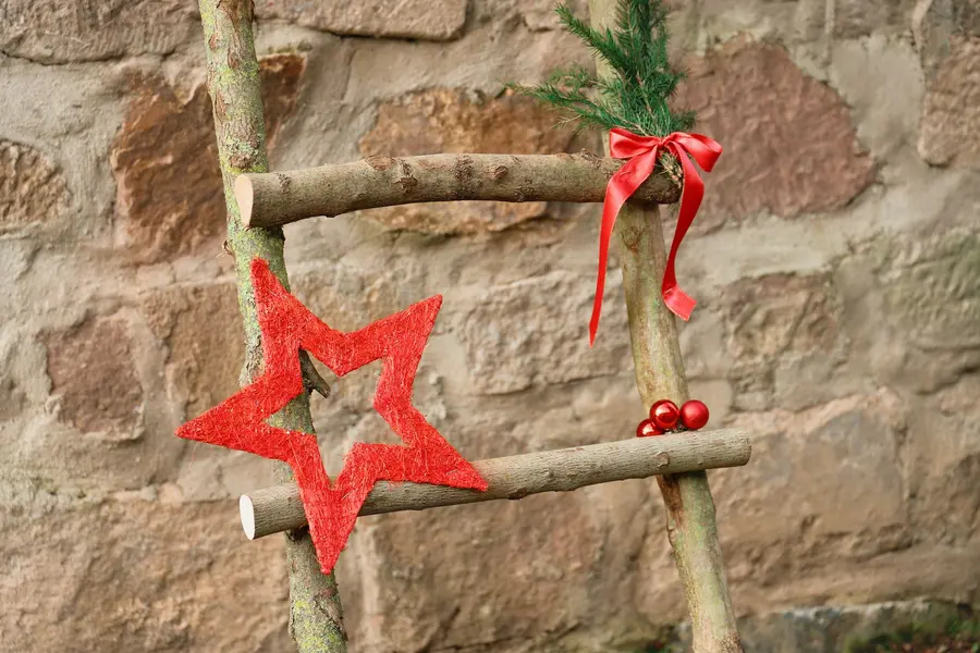 Échelle en bois décorée en sapin de Noël